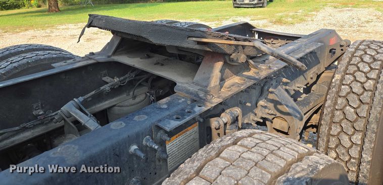 image for item EU3537 2019 Volvo VNL760 semi truck