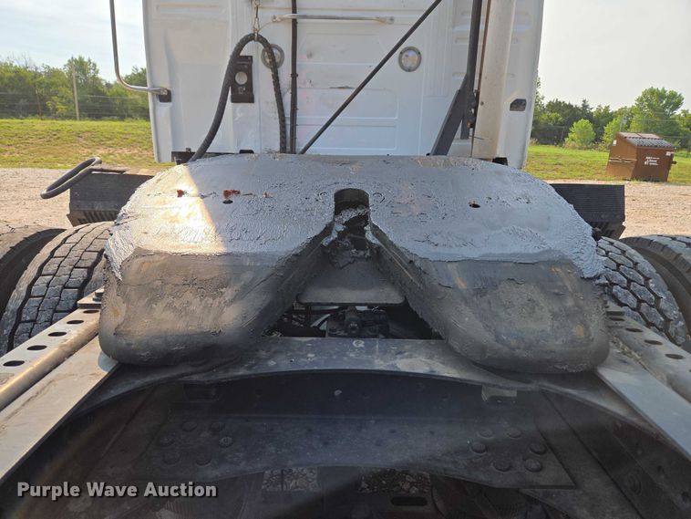 image for item EU3537 2019 Volvo VNL760 semi truck