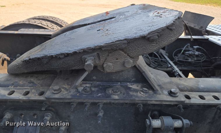 image for item EU3537 2019 Volvo VNL760 semi truck