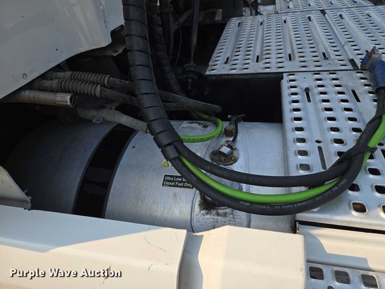 image for item EU3537 2019 Volvo VNL760 semi truck