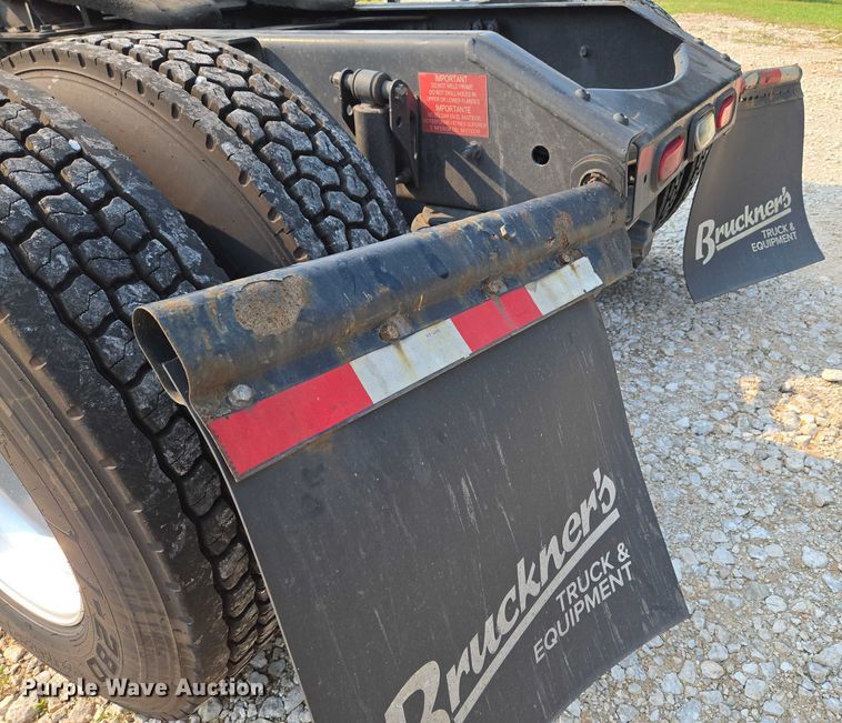 image for item EU3537 2019 Volvo VNL760 semi truck