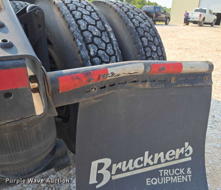 image for item EU3537 2019 Volvo VNL760 semi truck