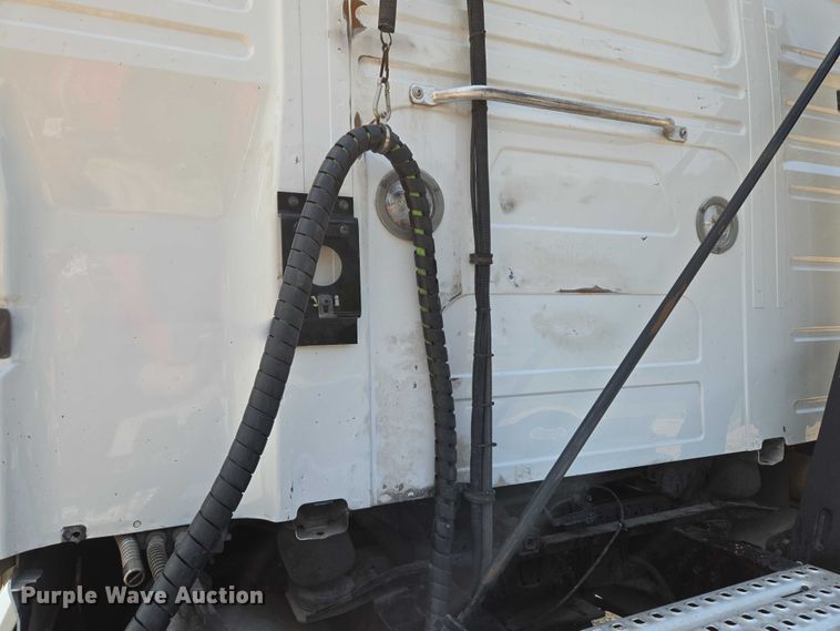 image for item EU3537 2019 Volvo VNL760 semi truck