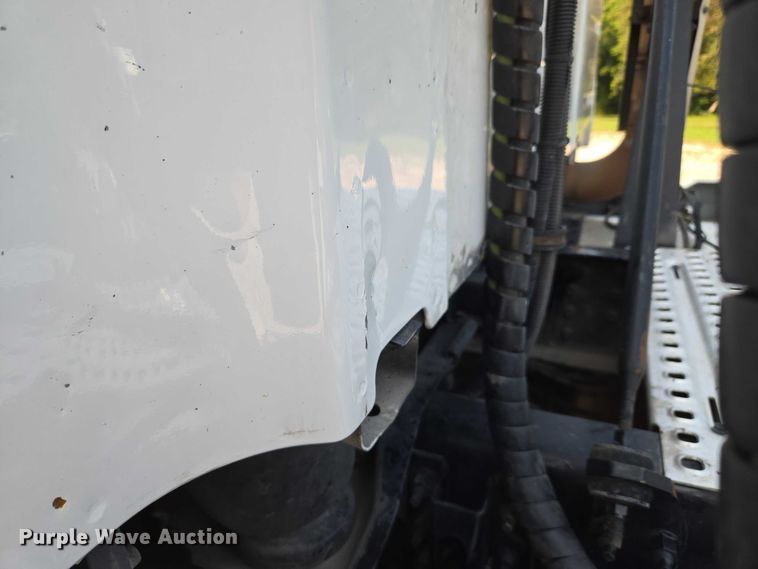 image for item EU3537 2019 Volvo VNL760 semi truck