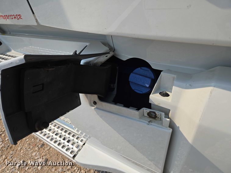 image for item EU3537 2019 Volvo VNL760 semi truck