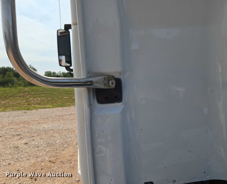 image for item EU3537 2019 Volvo VNL760 semi truck