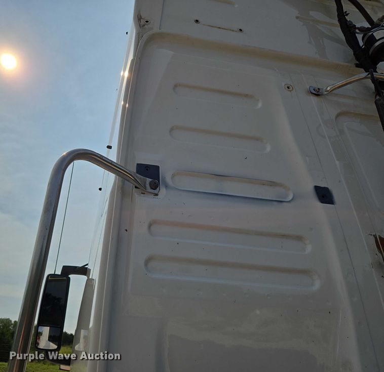 image for item EU3537 2019 Volvo VNL760 semi truck