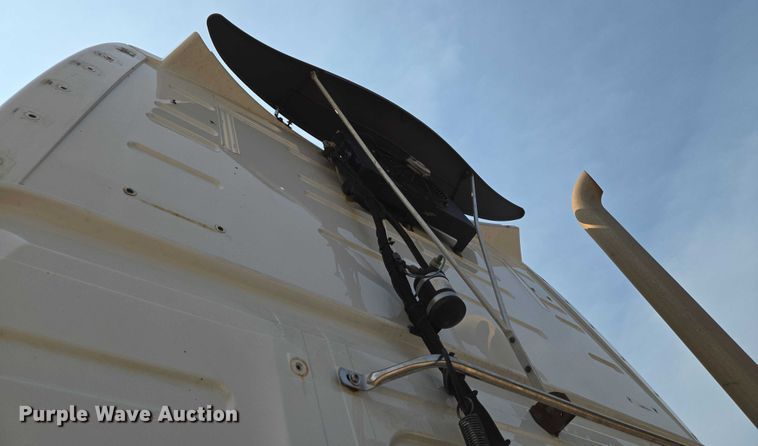 image for item EU3537 2019 Volvo VNL760 semi truck