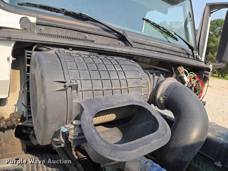 image for item EU3537 2019 Volvo VNL760 semi truck