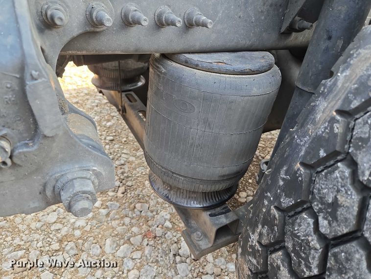 image for item EU3537 2019 Volvo VNL760 semi truck