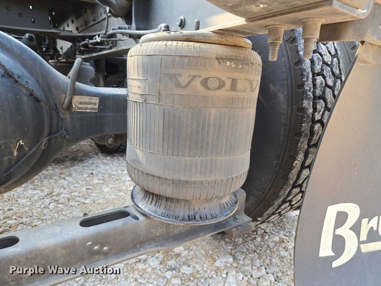 image for item EU3537 2019 Volvo VNL760 semi truck