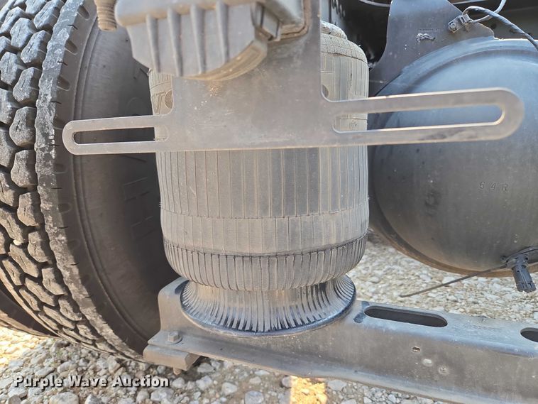 image for item EU3537 2019 Volvo VNL760 semi truck