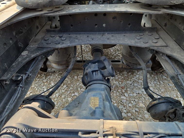 image for item EU3537 2019 Volvo VNL760 semi truck