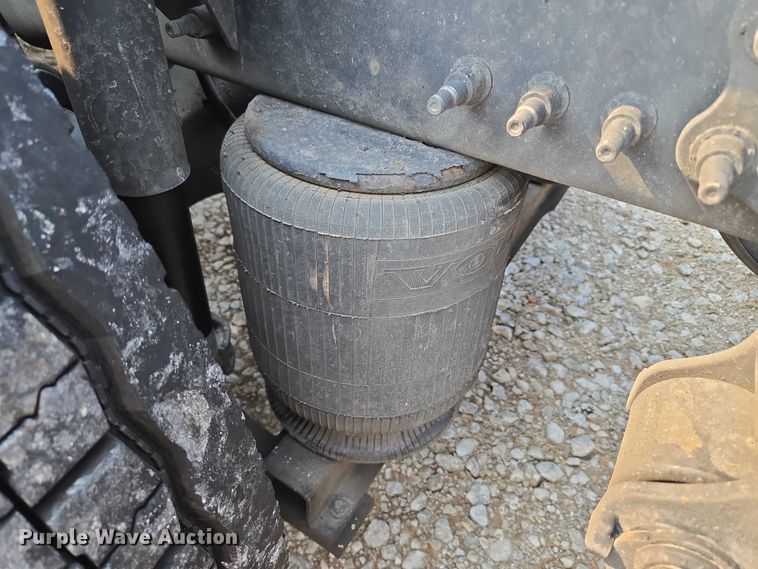 image for item EU3537 2019 Volvo VNL760 semi truck