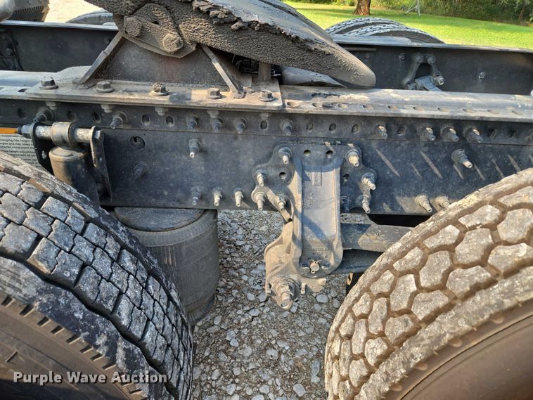 image for item EU3537 2019 Volvo VNL760 semi truck