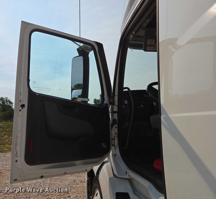 image for item EU3537 2019 Volvo VNL760 semi truck