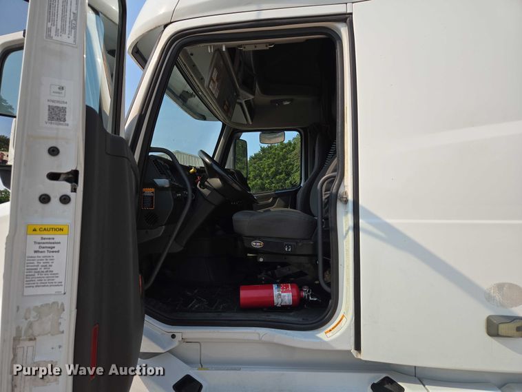 image for item EU3537 2019 Volvo VNL760 semi truck