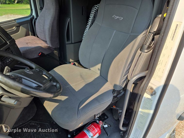 image for item EU3537 2019 Volvo VNL760 semi truck