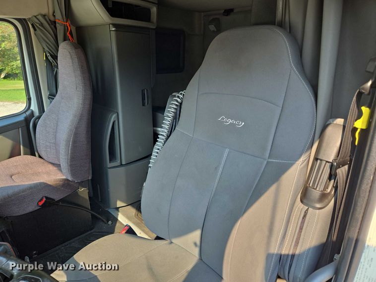 image for item EU3537 2019 Volvo VNL760 semi truck