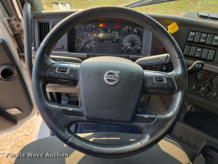 image for item EU3537 2019 Volvo VNL760 semi truck
