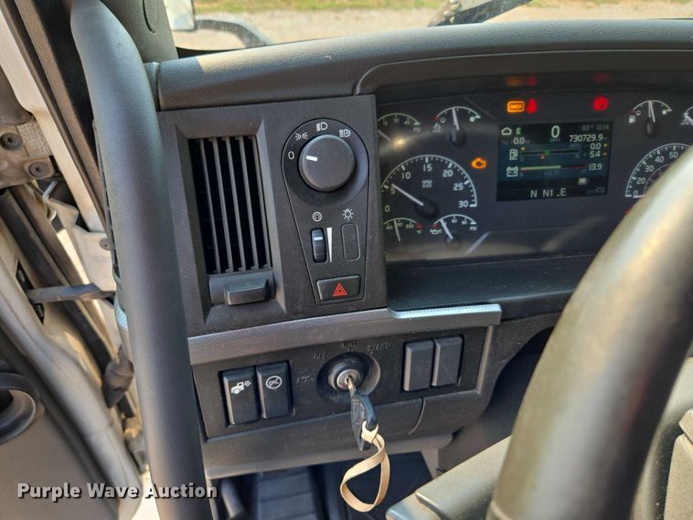 image for item EU3537 2019 Volvo VNL760 semi truck