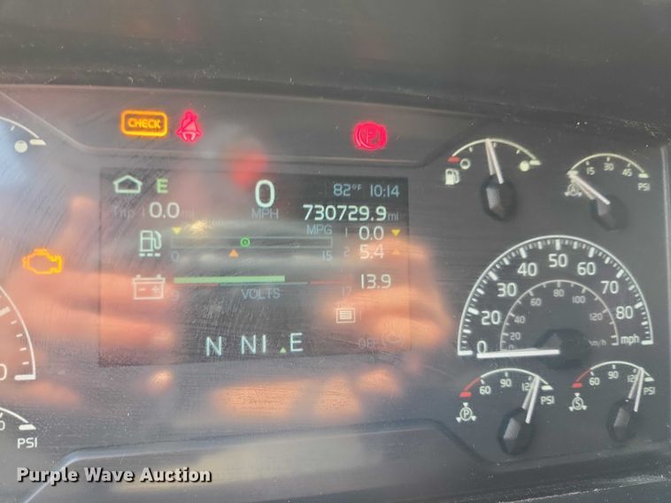 image for item EU3537 2019 Volvo VNL760 semi truck