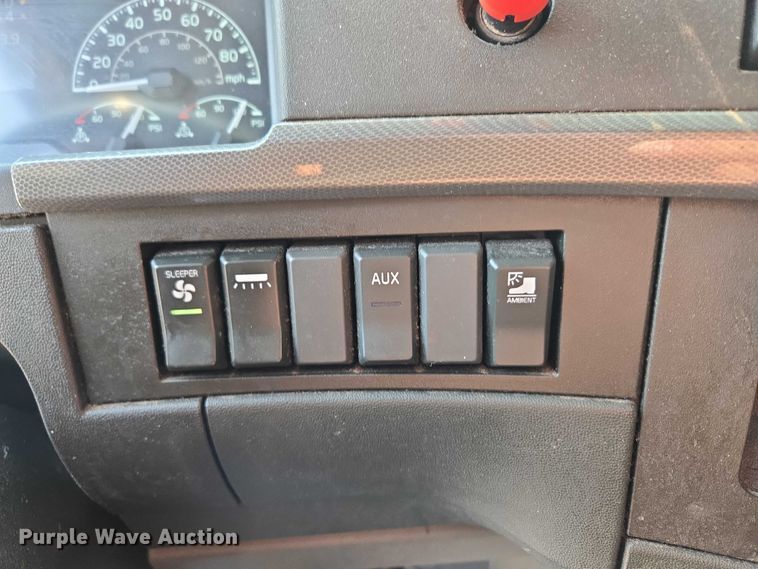 image for item EU3537 2019 Volvo VNL760 semi truck