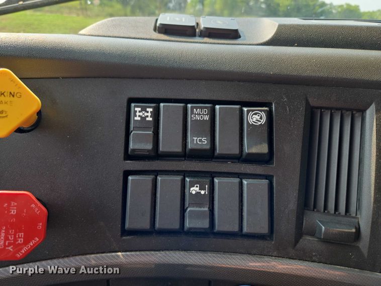 image for item EU3537 2019 Volvo VNL760 semi truck