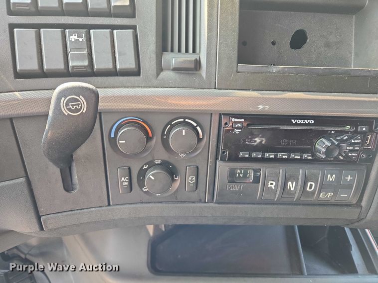 image for item EU3537 2019 Volvo VNL760 semi truck