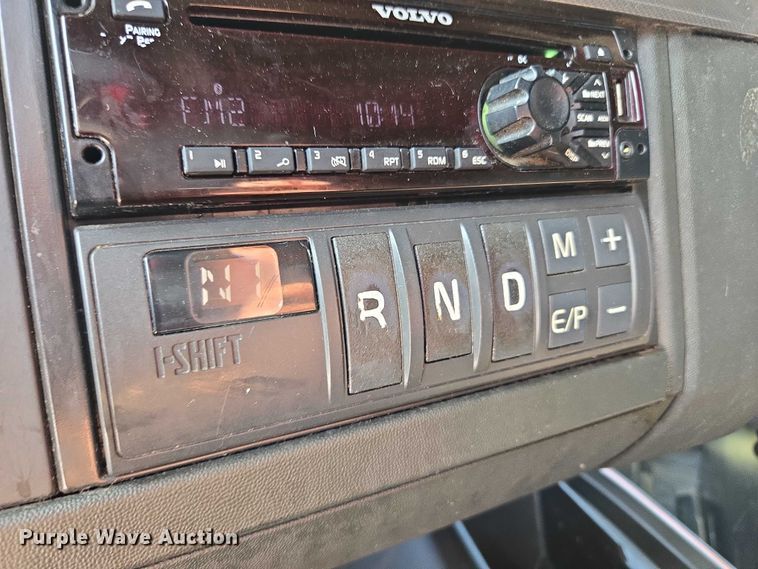 image for item EU3537 2019 Volvo VNL760 semi truck