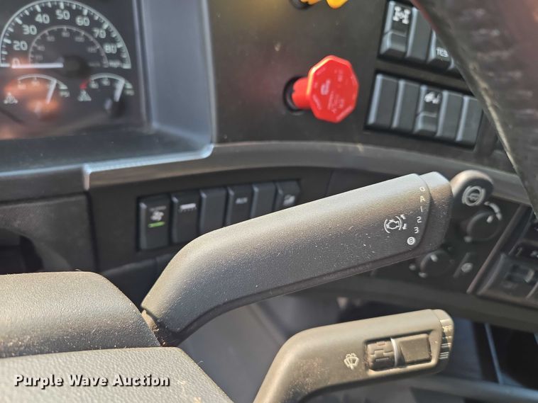 image for item EU3537 2019 Volvo VNL760 semi truck