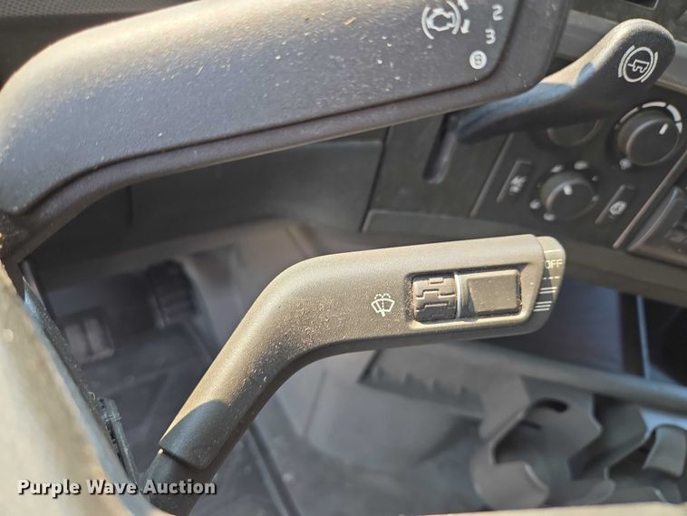 image for item EU3537 2019 Volvo VNL760 semi truck