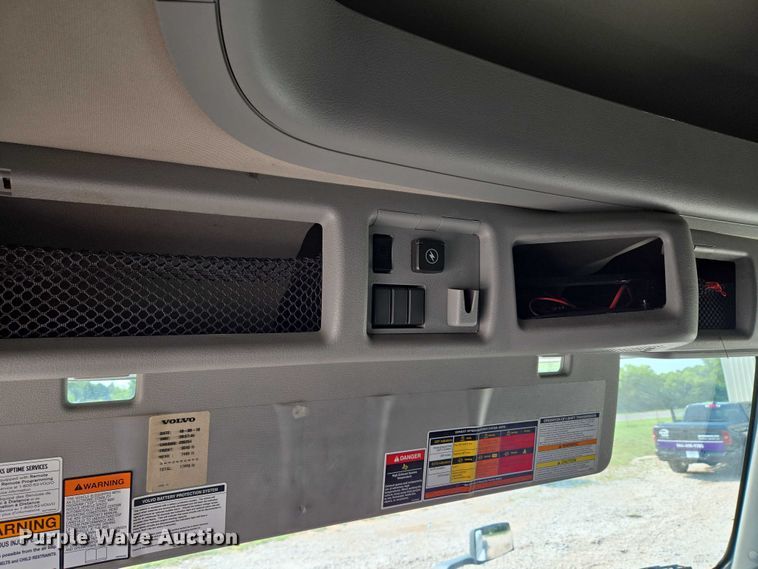 image for item EU3537 2019 Volvo VNL760 semi truck