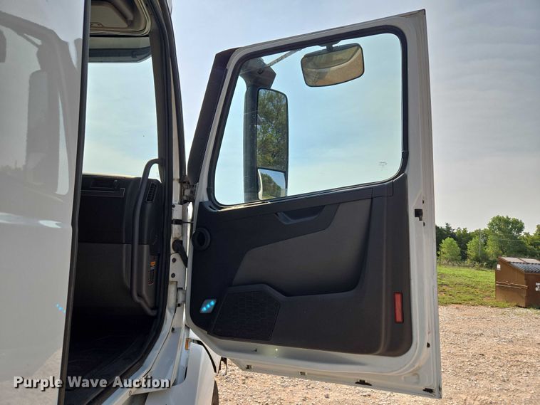 image for item EU3537 2019 Volvo VNL760 semi truck