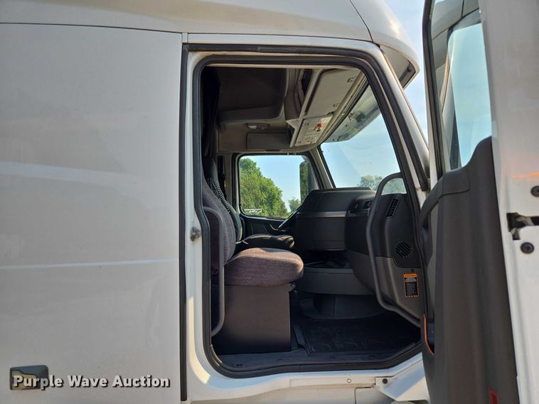 image for item EU3537 2019 Volvo VNL760 semi truck