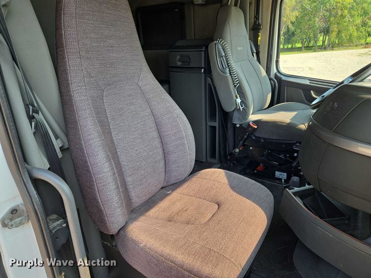 image for item EU3537 2019 Volvo VNL760 semi truck