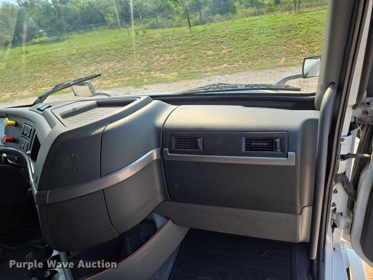 image for item EU3537 2019 Volvo VNL760 semi truck