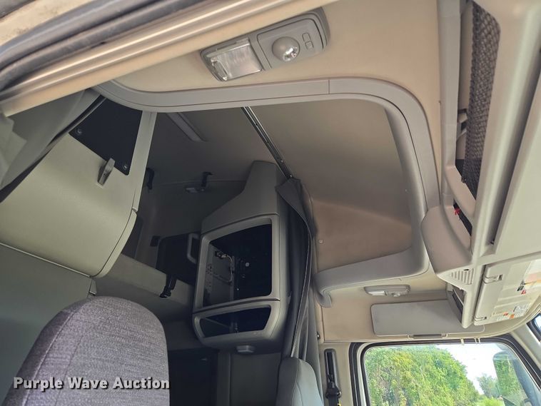 image for item EU3537 2019 Volvo VNL760 semi truck