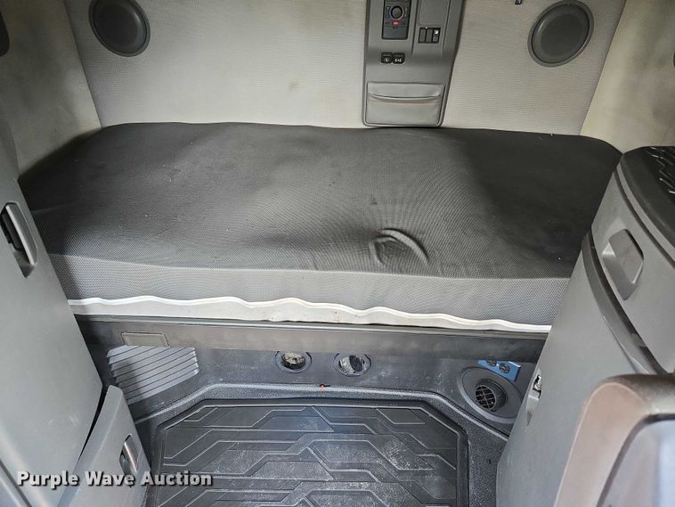 image for item EU3537 2019 Volvo VNL760 semi truck