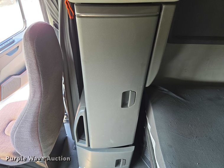 image for item EU3537 2019 Volvo VNL760 semi truck