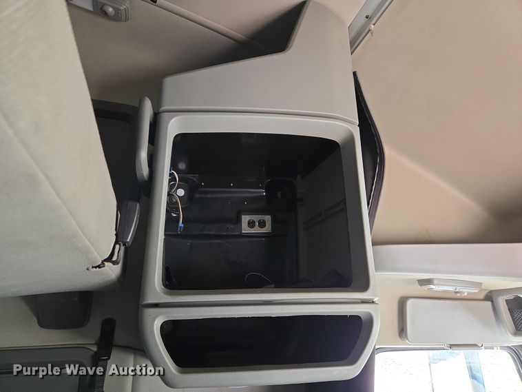 image for item EU3537 2019 Volvo VNL760 semi truck