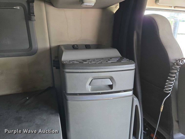 image for item EU3537 2019 Volvo VNL760 semi truck