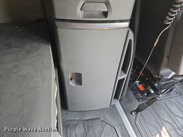 image for item EU3537 2019 Volvo VNL760 semi truck