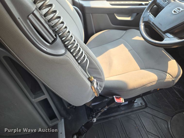 image for item EU3537 2019 Volvo VNL760 semi truck