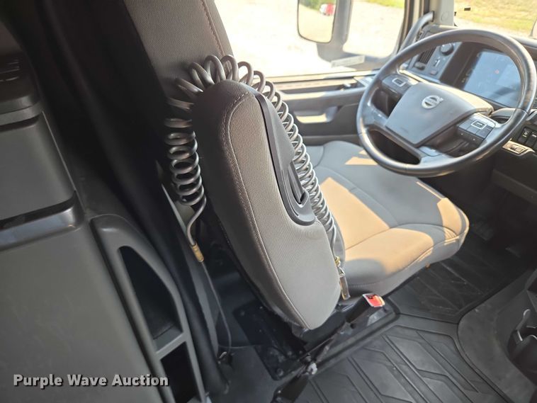 image for item EU3537 2019 Volvo VNL760 semi truck