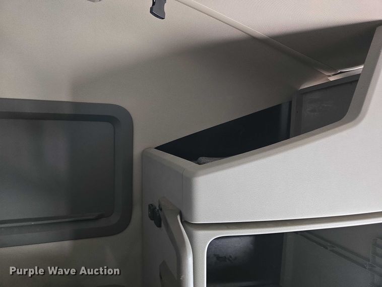 image for item EU3537 2019 Volvo VNL760 semi truck