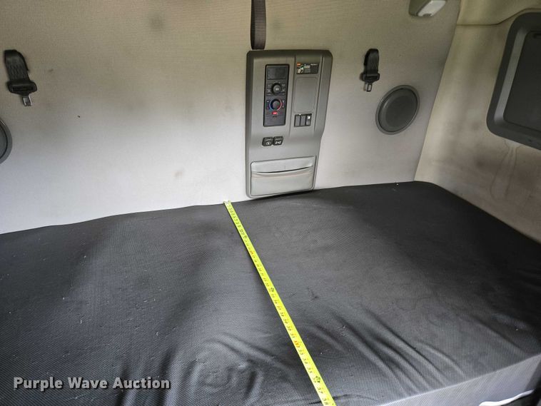 image for item EU3537 2019 Volvo VNL760 semi truck