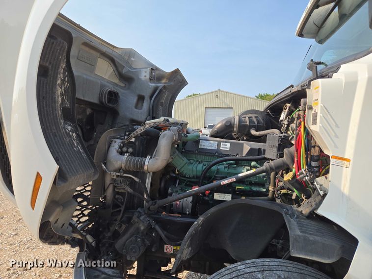 image for item EU3537 2019 Volvo VNL760 semi truck