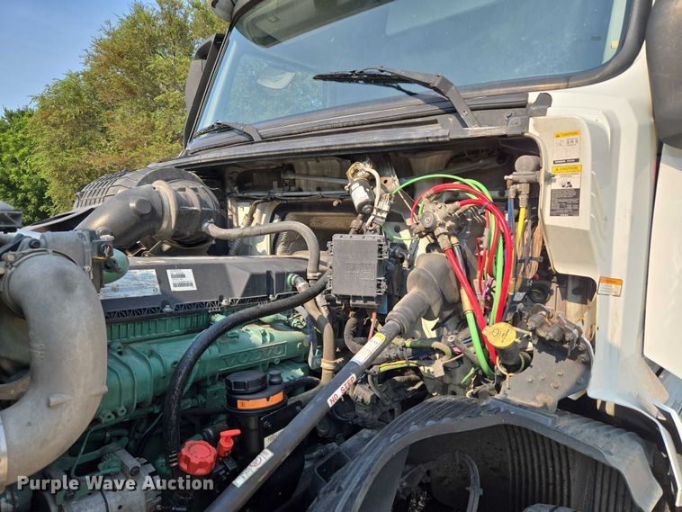 image for item EU3537 2019 Volvo VNL760 semi truck