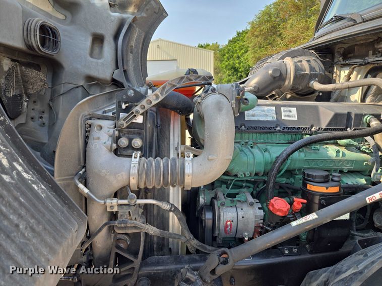 image for item EU3537 2019 Volvo VNL760 semi truck